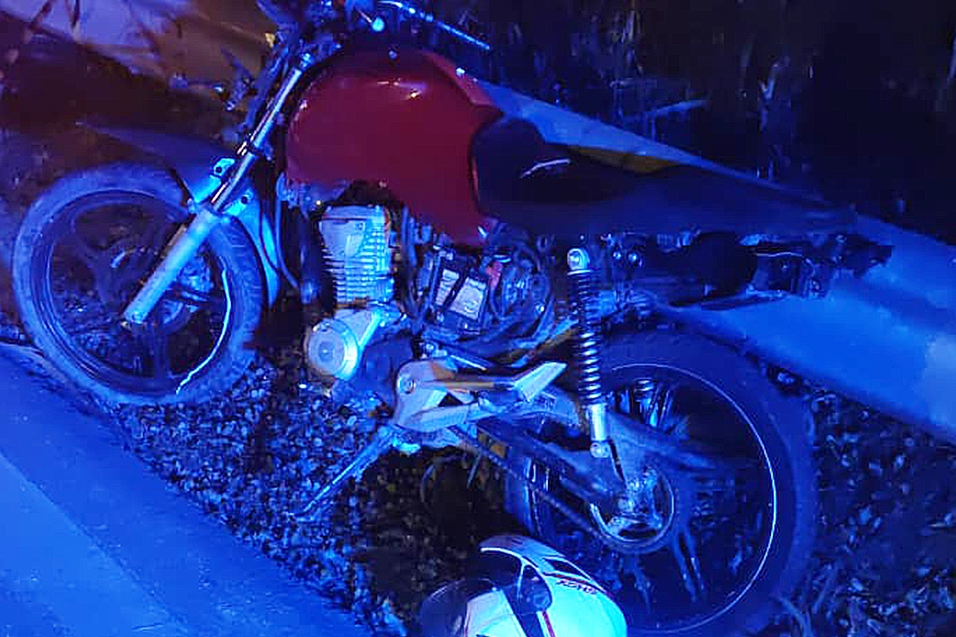 Moto de tanque vermelho batida no guardrail