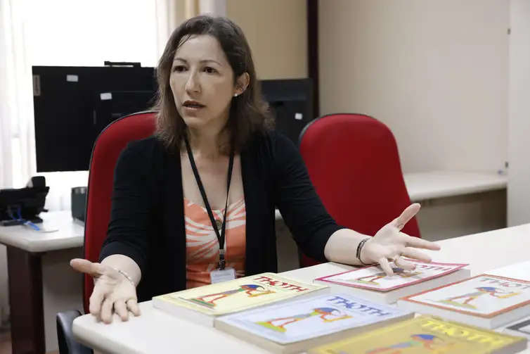 Fernando Frazão/Agência Brasil Rio de Janeiro (RJ), 10/12/2025 – Mara Luci de Araújo, da Coordenação de Documentos Escritos do Arquivo Nacional, fala sobre a doação recebida de documentos sobre religiosidade afro-brasileira e cultura iorubá. Foto: Fernando Frazão/Agência Brasil