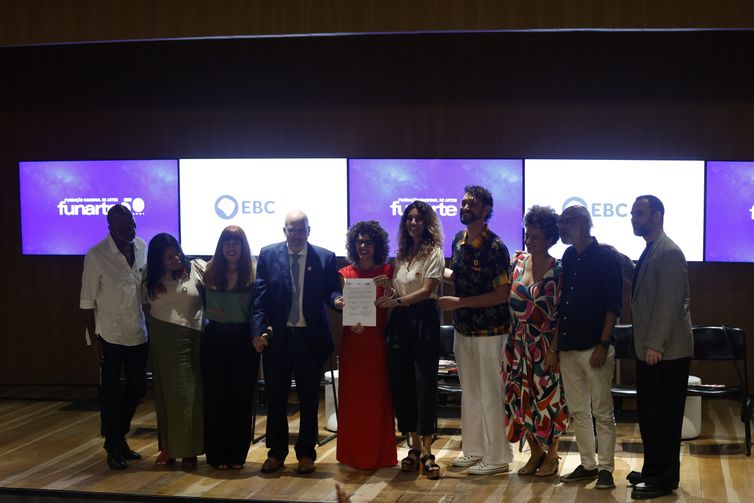 Rio de Janeiro (RJ), 15/12/2025 – A presidenta da Fundação Nacional de Artes (Funarte), Maria Marighella, assina termo de cooperação com a Empresa Brasil de Comunicação (EBC), com a  diretora de Conteúdo e Programação, Antônia Pellegrino, e o diretor-presidente, André Basbaum. Foto: Fernando Frazão/Agência Brasil