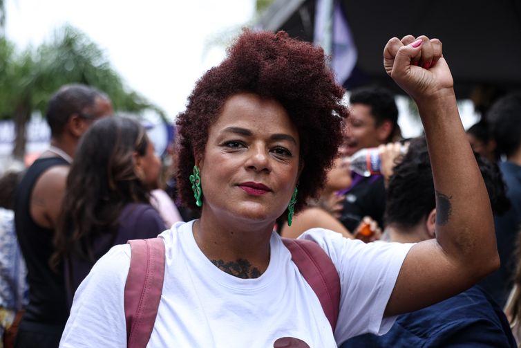 Marcelo Camargo/Agência Brasil Brasília (DF), 07/12/2025 - Leonor Costa durante ato do Levante Mulheres Vivas, na área central de Brasília, para denunciar o feminicídio e todas as formas de violência contra mulheres. Foto: Marcelo Camargo/Agência Brasil