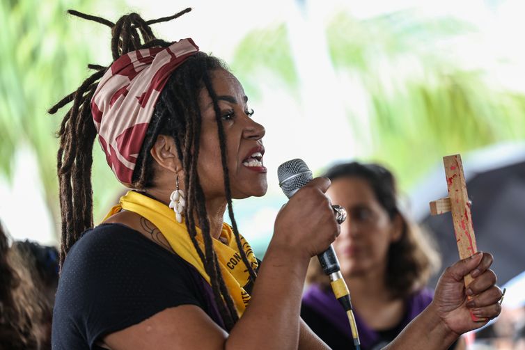 Marcelo Camargo/Agência Brasil Brasília (DF), 07/12/2025 - Renata Parreira durante ato do Levante Mulheres Vivas, na área central de Brasília, para denunciar o feminicídio e todas as formas de violência contra mulheres. Foto: Marcelo Camargo/Agência Brasil