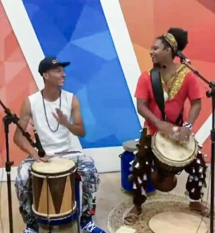 Brasília (DF), 24/12/2025 - Bob (d) e Lucas (e) - Artistas periféricos de auto de Natal têm lutas em suas comunidades.
Foto: Lucas/Arquivo pessoal