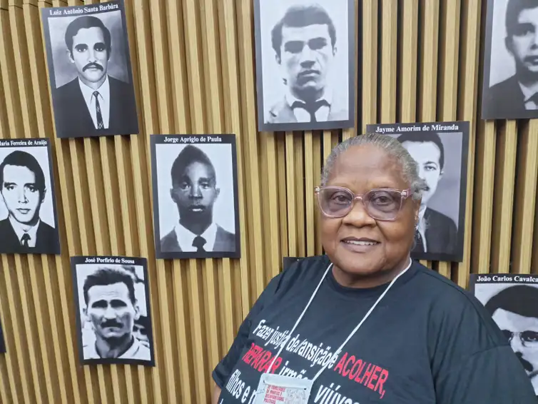 Brasília (DF), 06/12/2025 - Maria de Fátima Marinelli, de 68 anos.
Cerimônia de entrega certidões de óbito retificadas a familiares de mortos e desaparecidos na ditadura, durante o II Encontro Nacional de Familiares de Pessoas Mortas e Desaparecidas Políticas (II ENAFAM). 
Foto: Luiz Cláudio/Agência Brasil