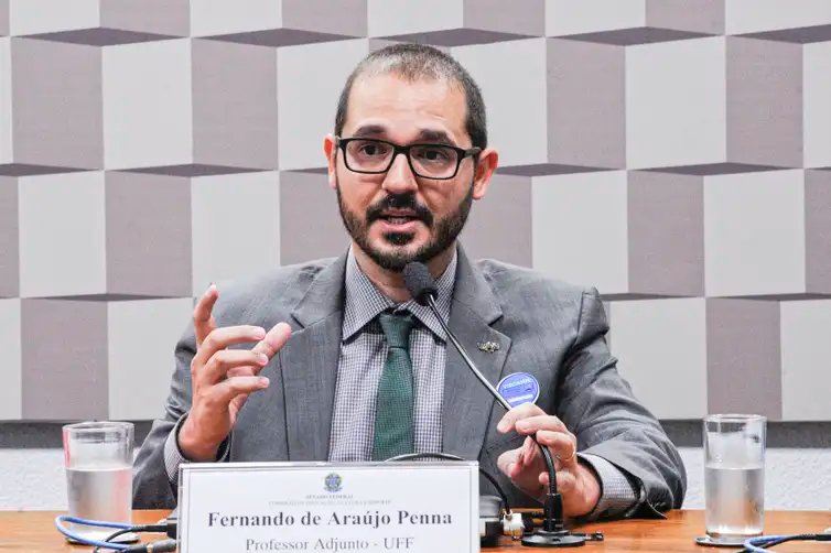 Comissão de Educação, Cultura e Esporte (CE) realiza audiência pública interativa para debater o programa Escola sem Partido. Entre os convidados, a subprocuradora-geral da República, Deborah Duprat Pereira; professores da Unicamp e da UFF; e as presidentes da UNE e Ubes.

Em pronunciamento, professor adjunto da Universidade Federal Fluminense (UFF), Fernando de Araújo Penna.

Foto: Edilson Rodrigues/Agência Senado