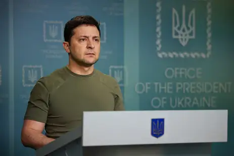 Reuters/Proibida reprodução Ukrainian President Volodymyr Zelensky delivers a speech to the nation at the presidential palace.
