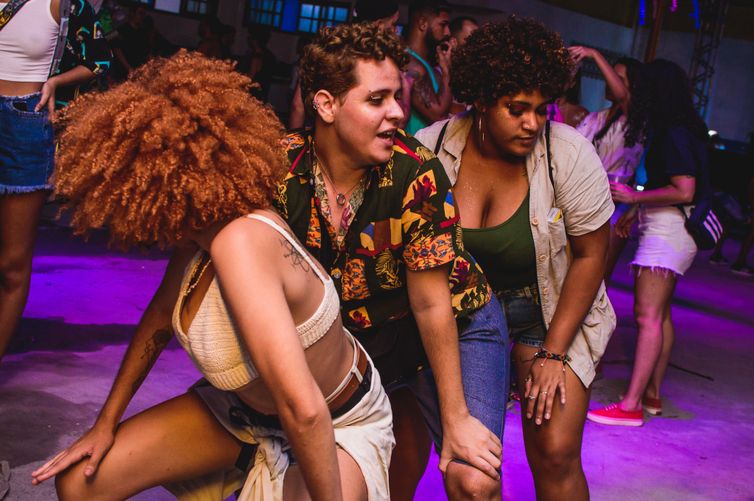 Saulo Costa/ Bloco Sai Hétero 21/01/2026 - Rio de Janeiro - Blocos LGBTQIA+ do Rio de Janeiro pregam alegria e pluralidade. Bloco Sai Hétero. Foto: Saulo Costa/ Bloco Sai Hétero