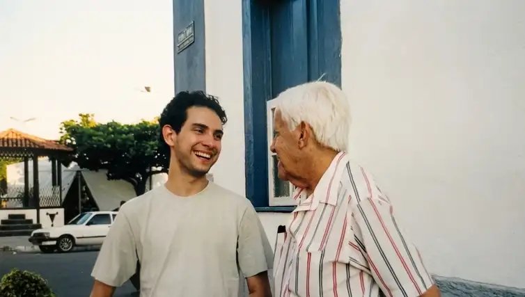 Hugo Maciel de Carvalho/Arquivo pessoal Editor autônomo e publisher Hugo Maciel de Carvalho e seu avô. Foto: Hugo Maciel de Carvalho/Arquivo pessoal