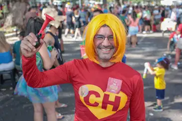 Joédson Alves/Agência Brasil Brasília (DF), 15/02/2026 - Benedito Cruz Gomes fala com Agência Brasil durante carnaval de rua, bloco Galinho.
Foto: Joédson Alves/Agência Brasil
