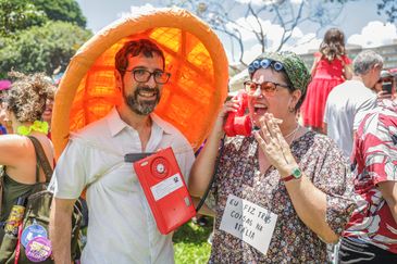 Joédson Alves/Agência Brasil Brasília (DF), 17/02/2026 - Ana Chalub e seu compaheiro Luiz Brangaça participam do carnaval de rua no Bloco Calango Careta.
Foto: Joédson Alves/Agência Brasil