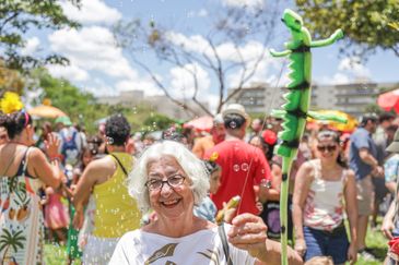 Joédson Alves/Agência Brasil Brasília (DF), 17/02/2026 - Mara Carvalho 75 anos participa do carnaval de rua no Bloco Calango Careta.
Foto: Joédson Alves/Agência Brasil