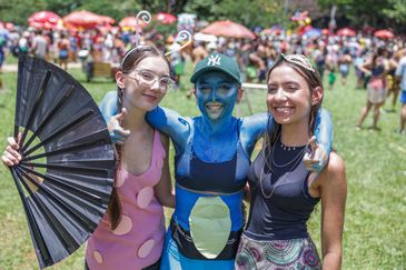 Joédson Alves/Agência Brasil Brasília (DF), 17/02/2026 - As amigas Mariana Junqueira (e), Isis Rocha (c) e Helena de Aragão (e), participam do carnaval de rua no Bloco Calango Careta.
Foto: Joédson Alves/Agência Brasil