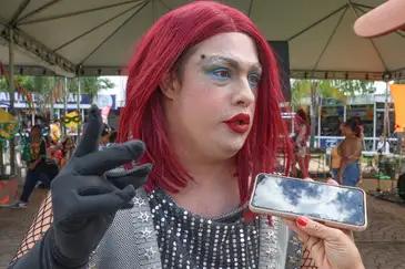 Valter Campanato/Agência Brasil Brasília (DF), 16/02/2026 – Ursula Piantino fala com Agência Brasila durante apresentação do Bloco de carnaval Deficiente é a mãe, na torre de TV.
Foto: Valter Campanato/Agência Brasil