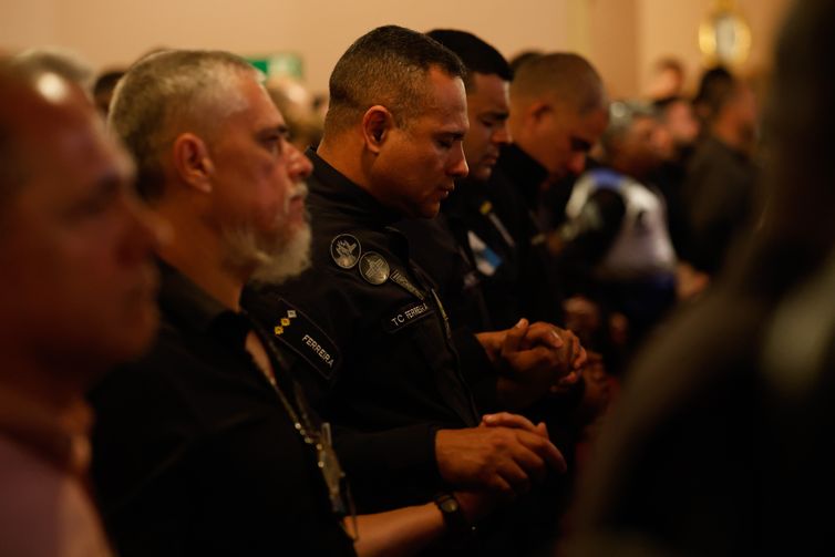 Rio de Janeiro (RJ), 06/11/2025 – Missa de sétimo dia em homenagem aos policiais civis e militares mortos na Operação Contenção, no Theatro Municipal. Foto: Fernando Frazão/Agência Brasil