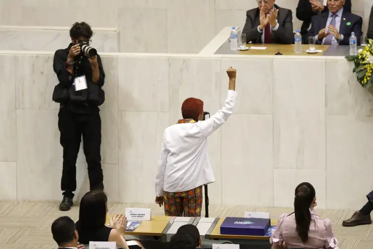 Fernando Frazão/Agência Brasil São Paulo (SP),15/03/2023 - A deputada Leci Brandão (PCdoB) toma posse para a 20ª legislatura da Assembleia Legislativa do Estado de São Paulo (Alesp). Foto: Fernando Frazão/Agência Brasil