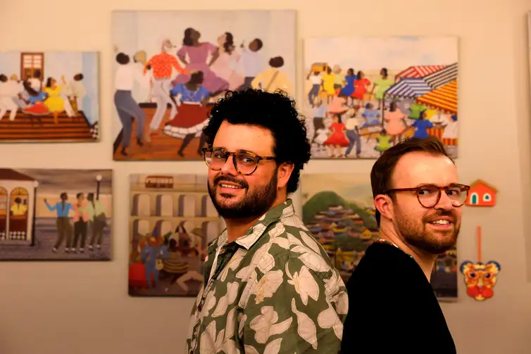 Rio de Janeiro (RJ), 14/01/2026 - Gabriel Haddad e Leonardo Bora, carnavalescos da Unidos de Vila Isabel, que homenageará o multifacetado artista Heitor dos Prazeres em seu enredo para o Carnaval de 2026,, no barracão da escola, na Cidade do Samba.  Foto: Tânia Rêgo/Agência Brasil