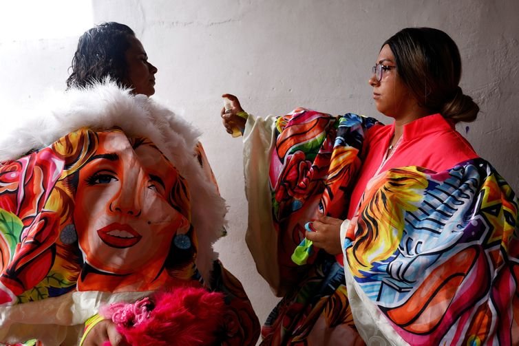 Rio de Janeiro (RJ), 06/02/2026 - Turma de bate-bola feminino, Brilhetes de Anchieta, se prepara para o carnaval 2026, em Anchieta, zona norte da cidade.  Foto: Tânia Rêgo/Agência Brasil