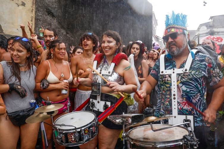 Rio de Janeiro (RJ), 08/02/2026 - Bloco latino tradicional do Rio, Bésame Mucho, desce ladeira do morro da Providência, no centro da cidade, com o tema da imigração e a revolta contra as sanções e perseguições impostas pelos Estados Unidos.
Foto: Tânia Rêgo/Agência Brasil