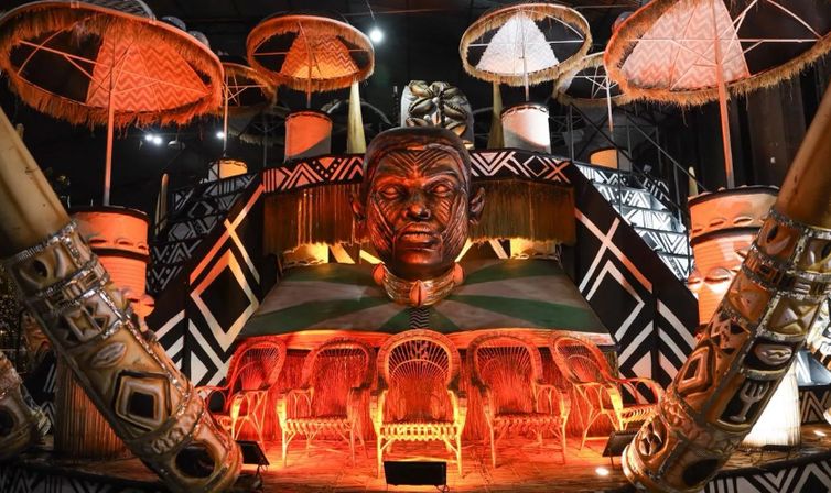 Império Serrano/Divulgação 12/02/2026 - Série Ouro celebra Leci Brandão, Xande de Pilares e Conceição Evaristo. Império Serrano revela carro alegórico que consagra o saber negro como Academia Ancestral. Foto: Império Serrano/Divulgação