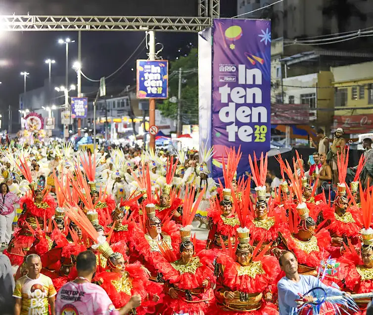 Rio de Janeiro (RJ), 12/02/2026 – Carnaval da Intendente Magalhães reúne escolas das Séries Prata, Bronze e Grupo de Avaliação.
Foto: RAFAEL CATARCIONE/RIOTUR