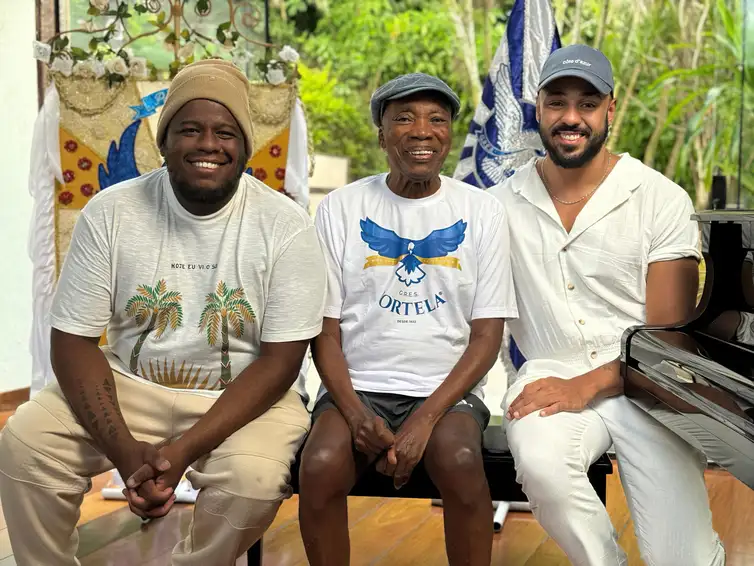 foto: arquivo pessoal Da esqueda para a direita - carnavalesco André Rodrigues, Milton Nascimento e o carnavalesco Antônio Gonzaga. Foto: Arquivo Pessoal