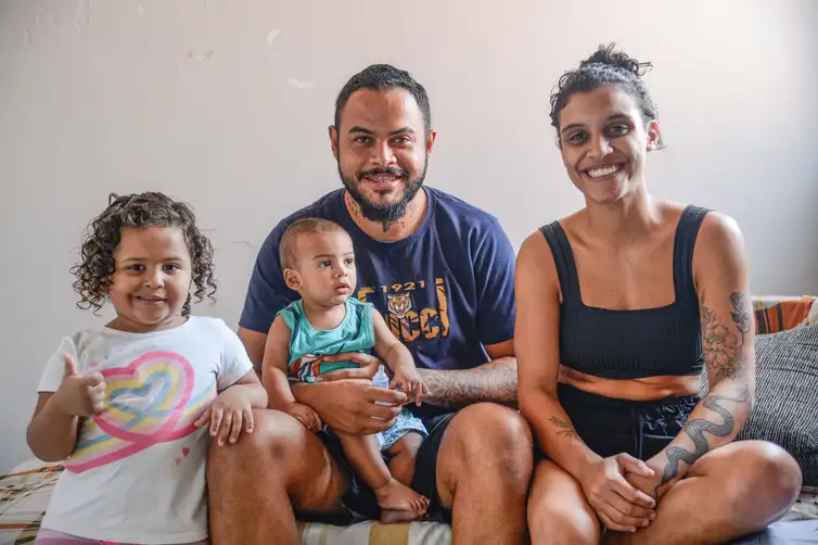 Rio de Janeiro (RJ), 16/02/2026 - Foto feita em 21/08/2023 – A família do bebê Murillo Luiz Martins, sua irmã Maria Helena Martins, os pais Patrick Rodrigues Viana e Danielly Martins durante atendimento para vacinação em residência, em Irajá, na zona norte da capital fluminense. Foto: Tomaz Silva/Agência Brasil