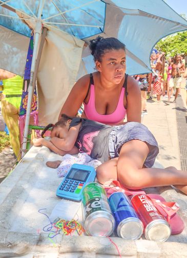 Movimento Elas por Elas Rio de Janeiro (RJ), 17/02/2026 – Ambulante Taís Epifânio, com a filha de 4 anos.
Foto: Movimento Elas por Elas