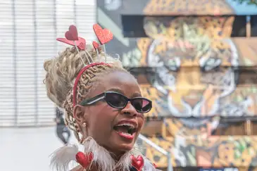 Paulo Pinto/Agência Brasil São Paulo (SP), 15/02/2026 - Luma Gregório conversa com Agência Brasil, durante apresentação do Bloco Afro na Rua, na Avenida São Luiz.
Foto: Paulo Pinto/Agência Brasil