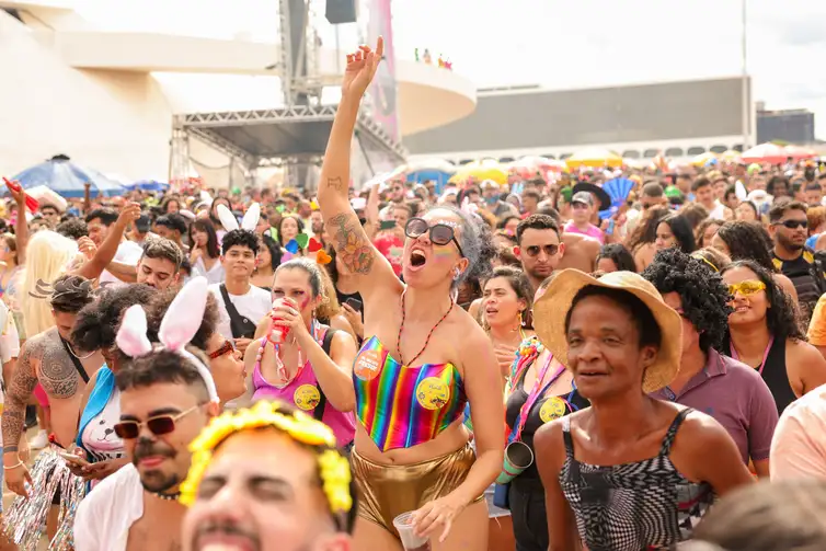 Brasília (DF) 02/03/2025 Bloco das Montadas reune diversos foliões na área externa do Museu Nacional da República  Foto: Fabio Rodrigues-Pozzebom/ Agência Brasil