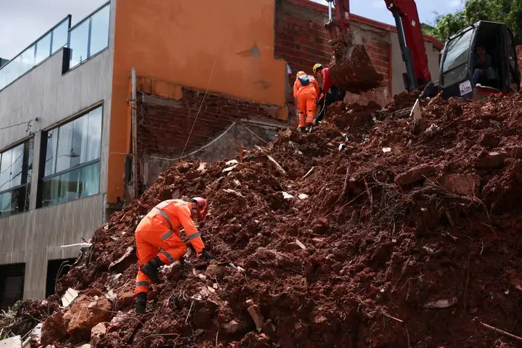 Tomaz Silva/Agência Brasil Juiz de Fora (MG), 25/02/2026 – Bombeiros retiram corpo de escombros após fortes chuvas no bairro Cerâmica, na zona sudeste de Juiz de Fora. Foto: Tomaz Silva/Agência Brasil
