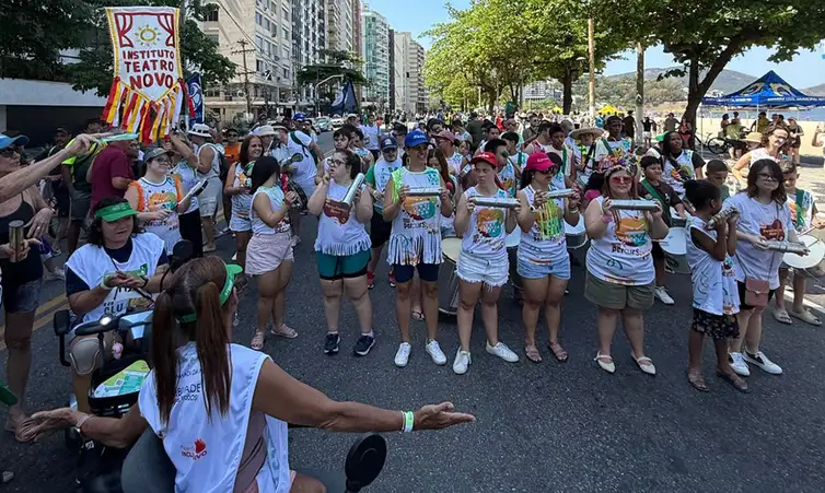 Percussomos do Amor/Divulgação Niterói (RJ), 21/02/2026 - Bloco Percussomos do Amor ressalta inclusão no carnaval. Foto: Percussomos do Amor/Divulgação