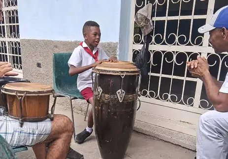 Arquivo pessoal/Divulgação 26/02/2026 - Personagens Cubanos - Robin, 9 anos, na escola de música que ele frequente, em Havana, patrocinada pelo Estado. Foto: Arquivo Pessoal/Divulgação
