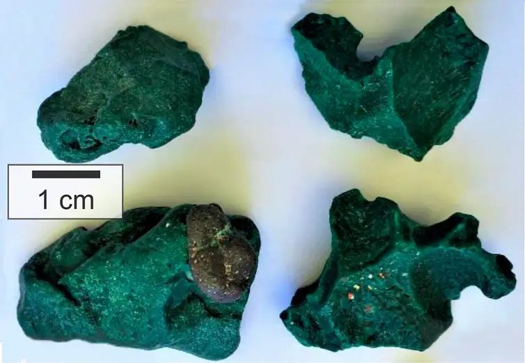 Fernanda Avelar Santos/Divulgação Rochas de plástico chegam a ninhos de tartarugas em ilha brasileira. Estudo aponta risco de fragmentos permanecerem no ciclo geológico. Foto: Fernanda Avelar Santos/Divulgação