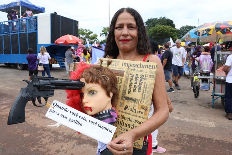 Valter Campanato/ Agência Brasil. Brasília-DF- 08/03/2026 - Ato 08M em Brasília. Daniela Iguizzi, artista plástica, 55 anos
Foto: Valter Campanato/ Agência Brasil.