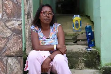 Rovena Rosa/Agência Brasil Juiz de Fora (MG), 27/02/2026 - A moradora do Jardim Burnier, Cláudia da Silva, fala sobre o luto de perder vários parentes no deslizamento de terra ocorrido durante a tempestade da segunda-feira, 22 de fevereiro, no bairro de Juiz de Fora. Foto: Rovena Rosa/Agência Brasil