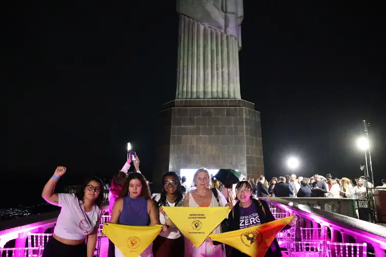 Rovena Rosa/Agência Brasil Rio de Janeiro (RJ), 04/03/2026 - Mulheres do Levante feminista contra o feminicídio participam do lançamento da campanho Feminicídio Nunca Mais, organizada pela NO MORE Foundation, Agência Brasileira de Promoção Internacional do Turismo - Embratur e Empresa Brasil de Comunicação - EBC, no monumento do Cristo Redentor. Foto: Rovena Rosa/Agência Brasil