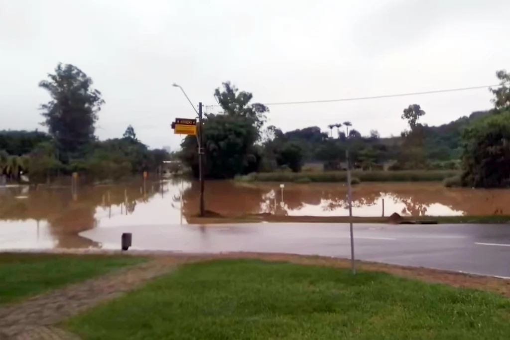 O transbordamento do Ribeirão do Jacaré deixou um rastro de lama e prejuízos em Itatiba.