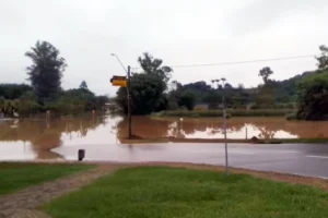 O transbordamento do Ribeirão do Jacaré deixou um rastro de lama e prejuízos em Itatiba.