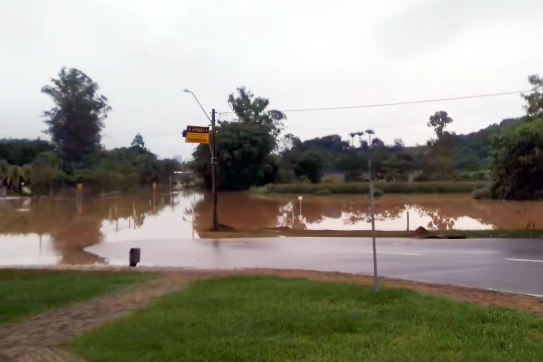 O transbordamento do Ribeirão do Jacaré deixou um rastro de lama e prejuízos em Itatiba.