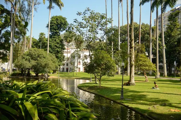 Rio de Janeiro (RJ), 24/08/2023 – Jardins do Museu da República, no Catete, faz parte do roteiro de caminhada do grupo Rolé Carioca, que tem circuito escolhido com o objetivo de escavar as memórias desse território em reconhecimento ao Agosto Indígena. Foto: Tomaz Silva/Agência Brasil
