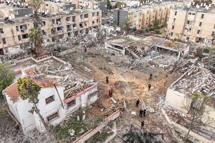 A drone view shows a damage in a residential neighbourhood, following a night of Iranian missile strikes which injured dozens of Israelis, amid the U.S.-Israel conflict with Iran, in Dimona, southern Israel March 22, 2026. REUTERS/Roei Kastro     TPX IMAGES OF THE DAY