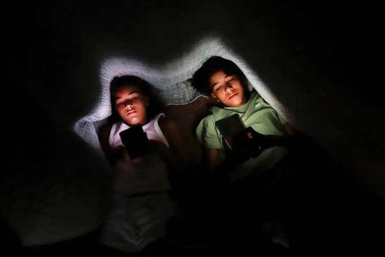 Joédson Alves/Agência Brasil Brasília (DF) 28/01/2025 - Os irmãos Clara Santana (10) e Pedro Santana (13), são vistos com celular na mão embaixo de um cobertor.
Uma a cada 3 crianças tem perfil aberto em redes, alerta pesquisa
Dados foram divulgados nesta terça pela Unico e Instituto Locomotiva
Foto: Joédson Alves/Agência Brasil