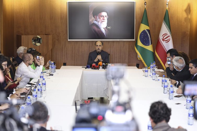Marcelo Camargo/Agência Brasil Brasília (DF), 02/03/2026 - O Embaixador da República Islâmica do Irã no Brasil, Abdollah Nekounam, durante entrevista coletiva. Foto: Marcelo Camargo/Agência Brasil