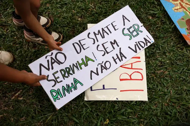 Marcelo Camargo/Agência Brasil Brasília (DF), 15/03/2026 - Manifestantes pedem proteção da Serrinha do Paranoá, área ambiental incluída em projeto para salvar BRB. Foto: Marcelo Camargo/Agência Brasil