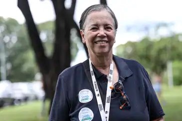 Marcelo Camargo/Agência Brasil Brasília (DF), 15/03/2026 - A presidente da Rede de Preservação e Desenvolvimento Sustentável da Serrinha do Paranoá (Preserva Serrinha), Lúcia Mendes, durante manifestação pela proteção da Serrinha do Paranoá, área ambiental incluída em projeto para salvar BRB. Foto: Marcelo Camargo/Agência Brasil