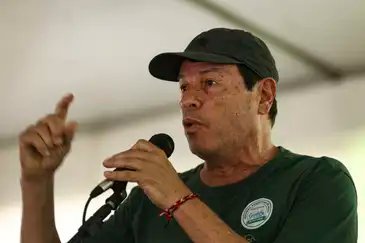 Marcelo Camargo/Agência Brasil Brasília (DF), 15/03/2026 - O ambientalista César Victor do Espírito Santo, durante manifestação pela proteção da Serrinha do Paranoá, área ambiental incluída em projeto para salvar BRB. Foto: Marcelo Camargo/Agência Brasil