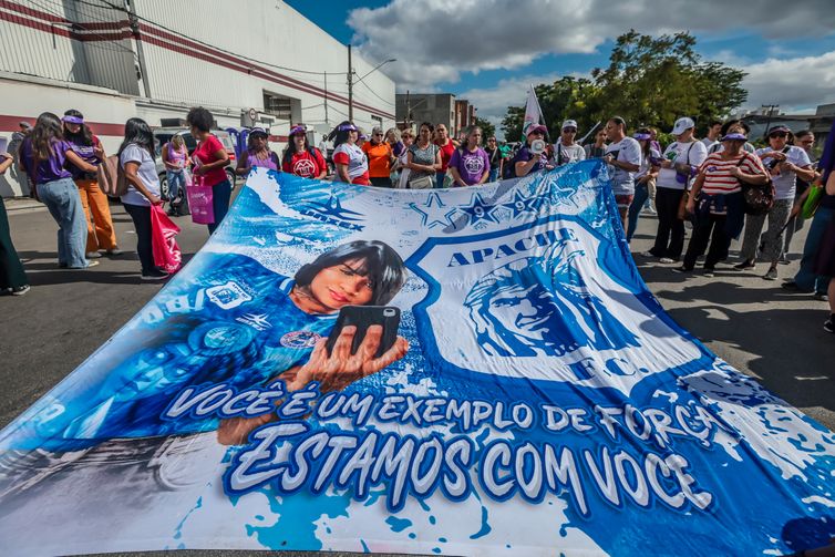 Paulo Pinto/Agência Brasil Sao Paulo (SP)-01/03/2026.
Um ato no domingo em memória de Tainara Souza
Santos, de 31 anos, que morreu após ser atropelada e arrastada pelo ex-companheiro em São Paulo, irá marcar o início das mobilizações pelo Dia Internacional das Mulheres.
Organizado pelo Ministério das Mulheres, o local escolhido para o ato é a Marginal Tietê, na zona norte da cidade de São Paulo, onde Tainara foi agredida, atropelada pelo ex-companheiro Douglas Alves da Silva e arrastada por mais de 1 quilômetro ao ficar presa ao carro dele, em 29 de novembro do ano passado. O ato contou com a presença das
ministras Márcia Lopes, Marina Silva , Sônia Guajajara e do Ministro Paulo Teixeira e a mãe Luciane ( mãe da vítima Taynara). Foto: Paulo Pinto/Agência Brasil