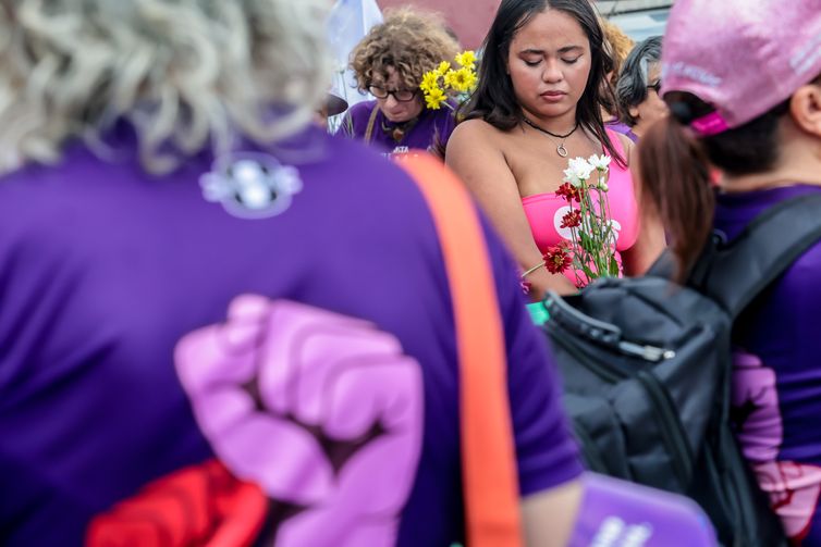 Paulo Pinto/Agência Brasil Sao Paulo (SP)-01/03/2026.
Um ato no domingo em memória de Tainara Souza
Santos, de 31 anos, que morreu após ser atropelada e arrastada pelo ex-companheiro em São Paulo, irá marcar o início das mobilizações pelo Dia Internacional das Mulheres.
Organizado pelo Ministério das Mulheres, o local escolhido para o ato é a Marginal Tietê, na zona norte da cidade de São Paulo, onde Tainara foi agredida, atropelada pelo ex-companheiro Douglas Alves da Silva e arrastada por mais de 1 quilômetro ao ficar presa ao carro dele, em 29 de novembro do ano passado. O ato contou com a presença das
ministras Márcia Lopes, Marina Silva , Sônia Guajajara e do Ministro Paulo Teixeira e a mãe Luciane ( mãe da vítima Taynara). Foto: Paulo Pinto/Agência Brasil