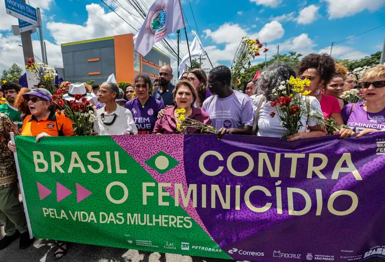 Paulo Pinto/Agência Brasil Sao Paulo (SP)-01/03/2026.
Um ato no domingo em memória de Tainara Souza
Santos, de 31 anos, que morreu após ser atropelada e arrastada pelo ex-companheiro em São Paulo, irá marcar o início das mobilizações pelo Dia Internacional das Mulheres.
Organizado pelo Ministério das Mulheres, o local escolhido para o ato é a Marginal Tietê, na zona norte da cidade de São Paulo, onde Tainara foi agredida, atropelada pelo ex-companheiro Douglas Alves da Silva e arrastada por mais de 1 quilômetro ao ficar presa ao carro dele, em 29 de novembro do ano passado. O ato contou com a presença das
ministras Márcia Lopes, Marina Silva , Sônia Guajajara e do Ministro Paulo Teixeira e a mãe Luciane ( mãe da vítima Taynara). Foto: Paulo Pinto/Agência Brasil