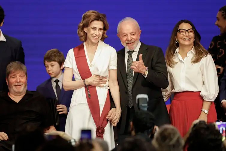 Fernando Frazão/Agência Brasil Rio de Janeiro (RJ), 22/12/2025 - Retrospectiva 2025 - Foto feita em 20/05/2025 – O presidente da República, Luiz Inácio Lula da Silva, participa da cerimônia de entrega da Ordem do Mérito Cultural à atriz Fernanda Torres, no Palácio Gustavo Capanema. Foto: Fernando Frazão/Agência Brasil