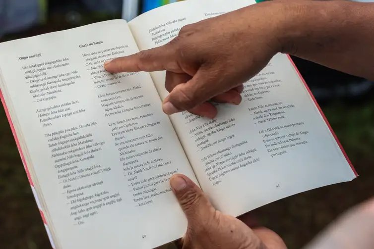 Valter Campanato/Agência Brasil Brasília (DF), 08/04/2026 - O escrito indígena Yamaluí Kuikuro Mehinaku, durante entrevista para Agência Brasil, no Acampamento Terra Livre.
Foto: Valter Campanato/Agência Brasil
